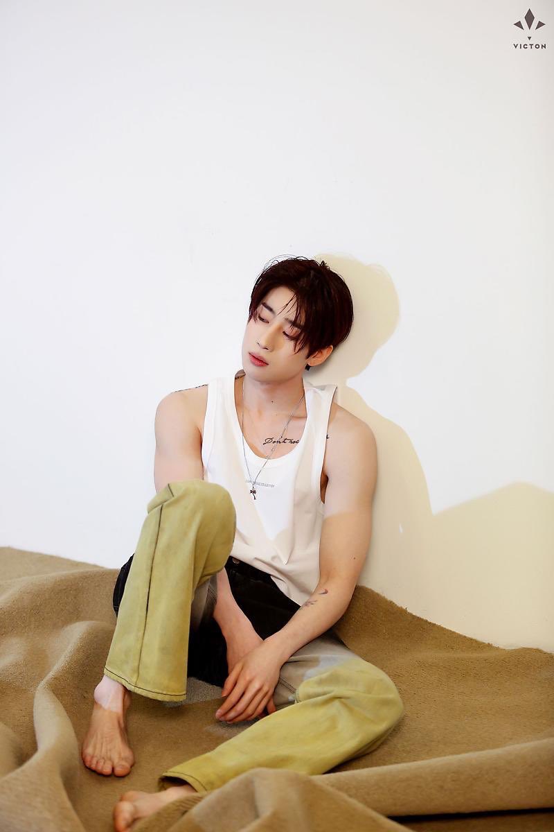 seungwoo's tattoos are sexc