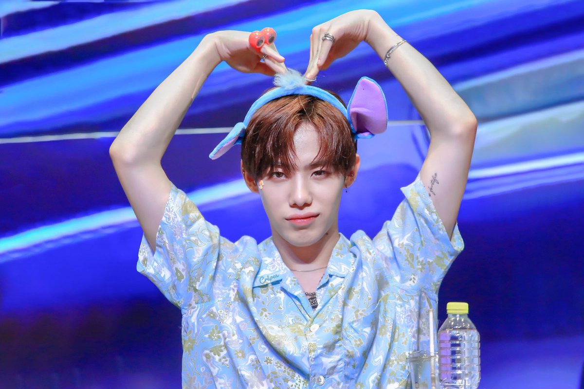 another jinwoo with tattoos but make it 1team