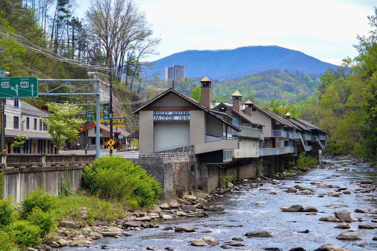 TravelGburg's tweet image. Retweet if would like to be sitting riverside in #Gatlinburg right now? #QuaratineEndSoon