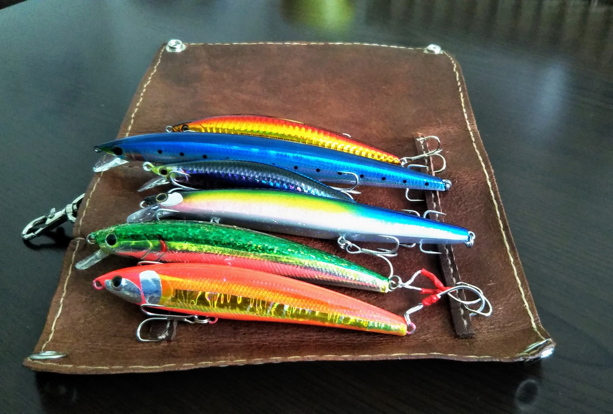 ちった 自分のライフジャケットにルアーケースが入らないので ずっとこういうのが欲しくレザーケースを作ってみた が 2年ぶりのレザークラフト 下手くそ過ぎて 裏側のメタルジグのは100均のキーケースを縫い付けた 笑 T Co Zgu9k5cglf