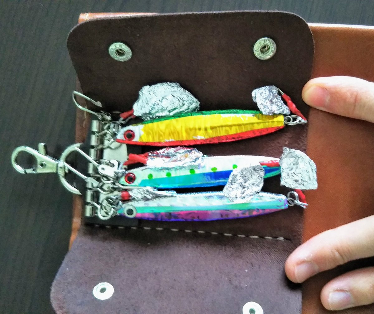 ちった 自分のライフジャケットにルアーケースが入らないので ずっとこういうのが欲しくレザーケースを作ってみた が 2年ぶりのレザークラフト 下手くそ過ぎて 裏側のメタルジグのは100均のキーケースを縫い付けた 笑 ちった 自分のライフジャケットにルアーケースが入らないので ずっとこういうのが欲しくレザーケースを作ってみた が 2年ぶりのレザークラフト 下手くそ過ぎて 裏側のメタルジグのは100均のキーケースを縫い付けた 笑