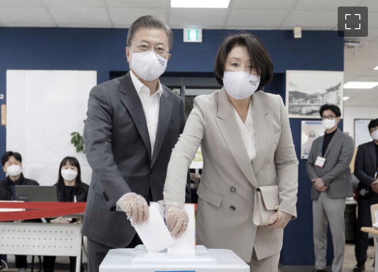 문재인 대통령과 김정숙 여사도 양손에 장갑 다 끼고 사전투표하셨는데, 윤석열은 뭔데 장갑을 안 끼고 투표하나요? 투표장 가보니까 입구에 장갑을 나눠주는 자원봉사자가 있어서 투표용지 받기 전에 장갑을 안 받을 수가 없는 구조인데 그 권유를 대놓고 무시한 거죠. 공무원으로써 자격이 없습니다.