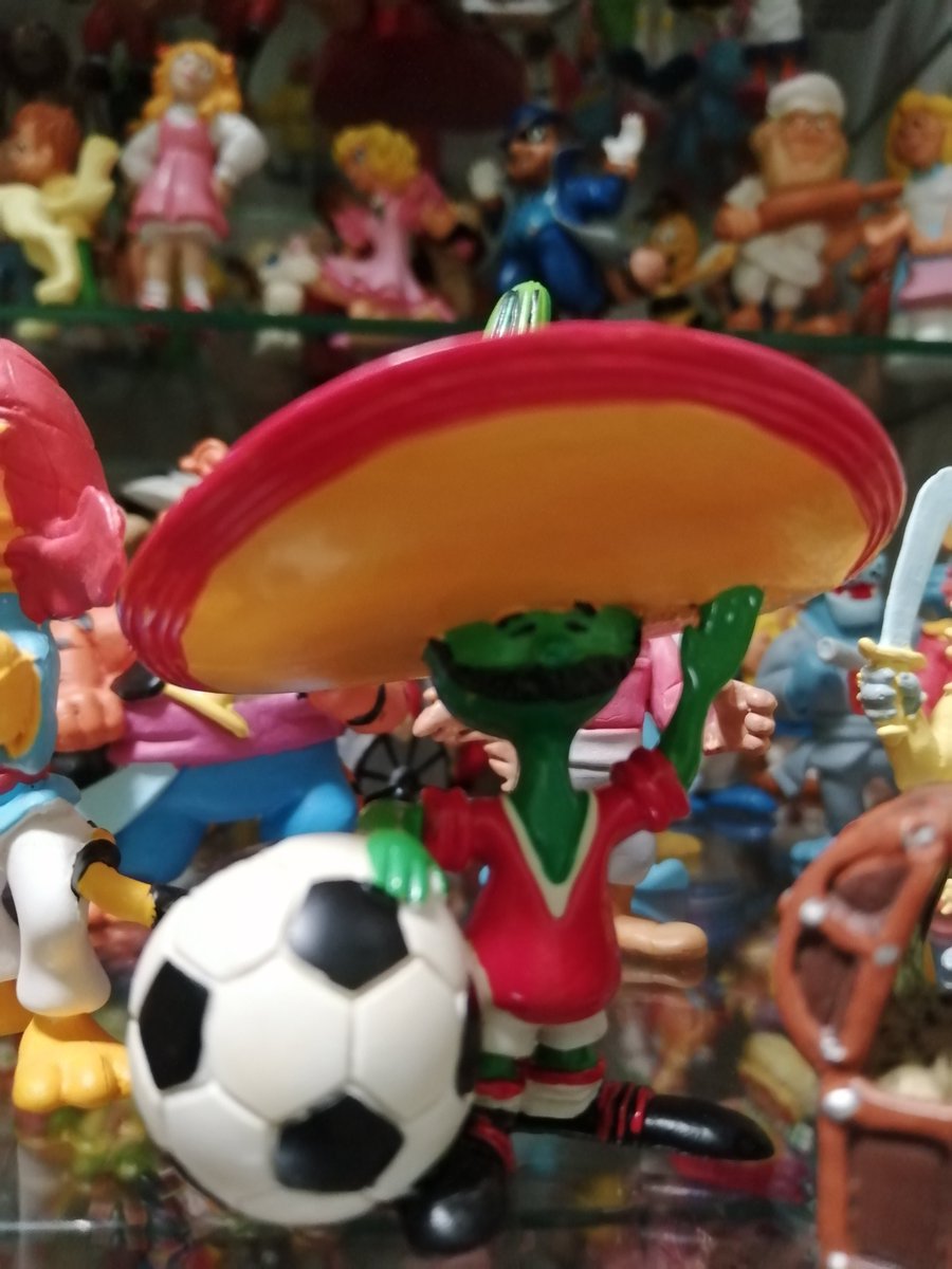 monicagizza's tweet photo. Mascota mundial futbol México 86. Pique! Pvc. Comics spain https://t.co/DwYNH9jw88