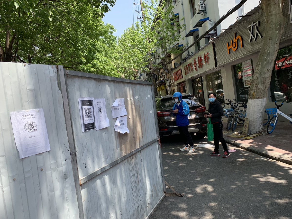 Wuhan öppnar upp och de avspärrningar som hägnat in bostadsområdena börjar monteras ner.