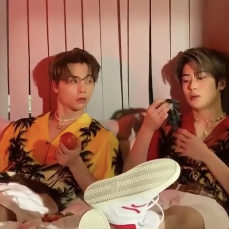 low quality jaehyun tweet media