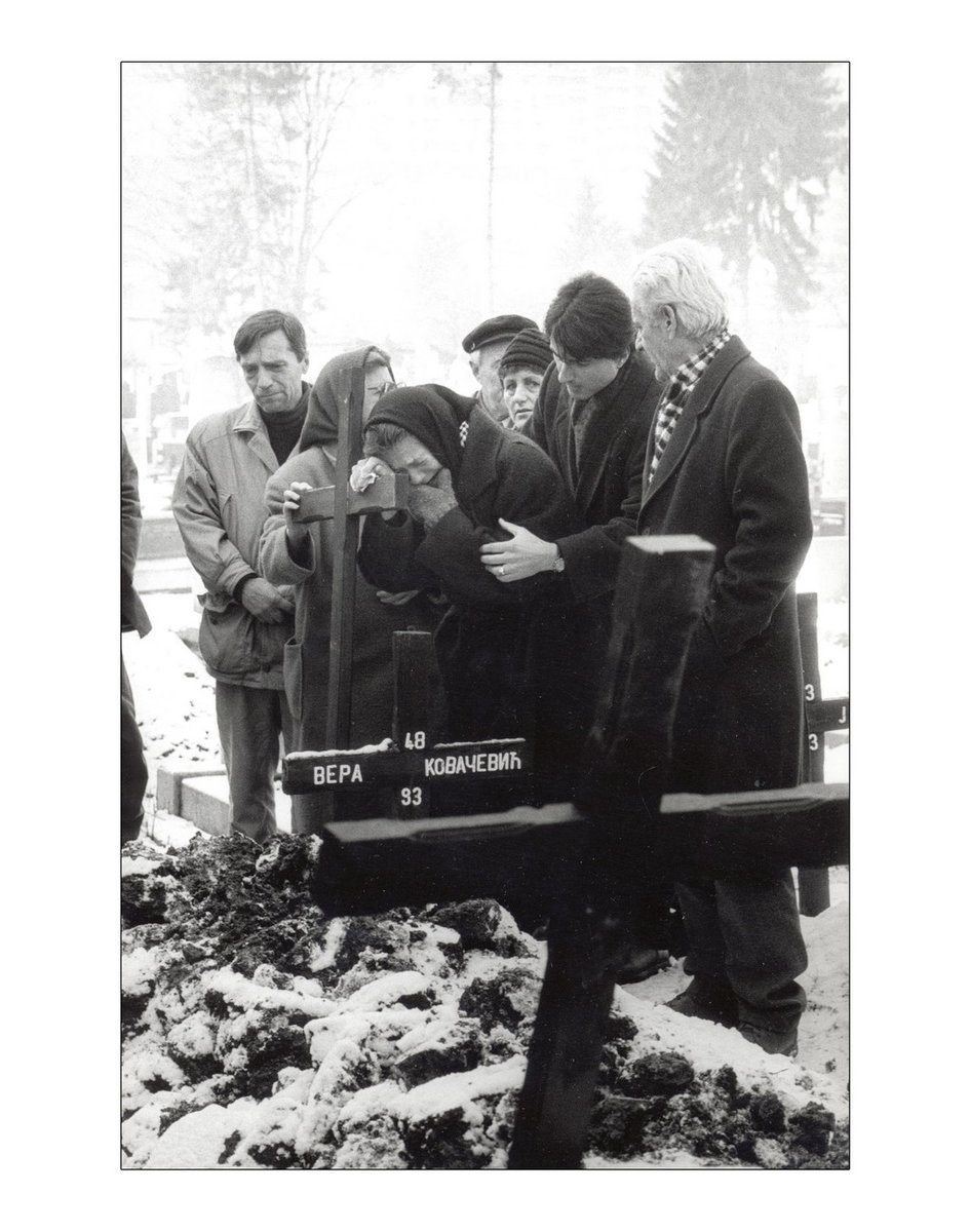 THE SERBIAN BURIAL. Projectiles do not ask about nationality religious belief. They explode and kill. Tenths of thousands of Serbians have resolved tos stay in the city and thet suffer the siege´s harshness with Bosnians, Muslims, Catholics, Jews and atheists  @BosnianHistory