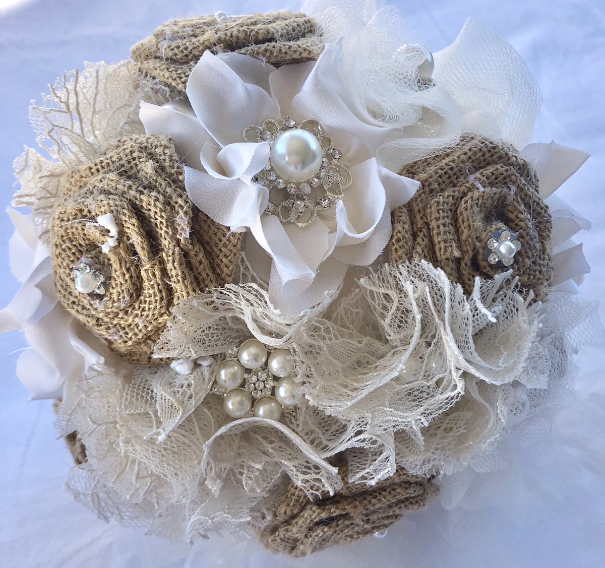 Rustic Boho bridal bouquet with style and bling 😊 @bejewelled_bridal #bridalbouquet #bridalbouquets #rustic #rusticwedding #rusticbohemianwedding #bohowedding #bohoweddingideas #bohobouquet #rusticbouquet #rusticbridalbouquet