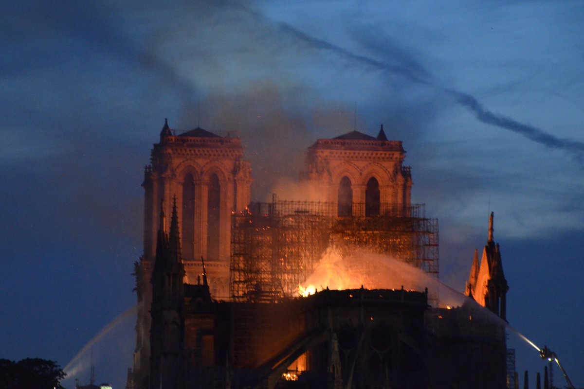 Ses pierres sont le témoignage d’une espérance invincible qui, par le génie et la foi des bâtisseurs, a élevé cette dentelle de pierres et de verre.

➡il y a un an, #NotreDame brûlait, retrouvez le message de l'archevêque au lendemain de l'incendie paris.catholique.fr/message-de-mgr…