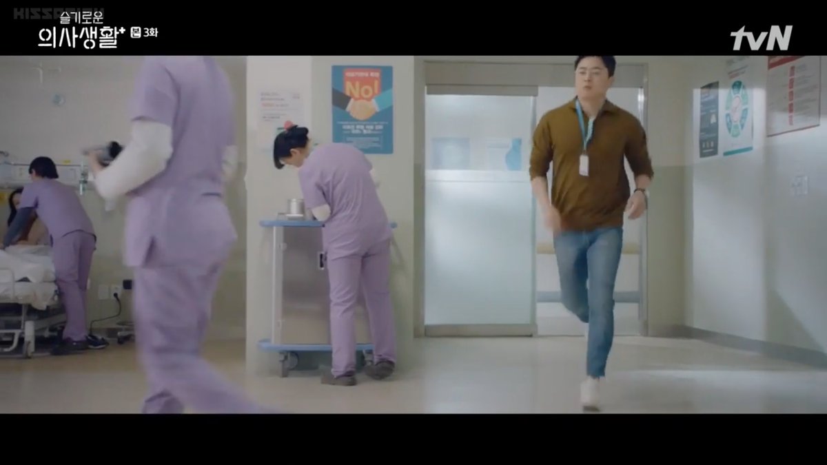 In episode 3, following the cafe scene when Gyeo-ul was asked about her 'boyfriend', we transition to Ik-jun entering the ER. We may think that IJ was the guy because of the transition. But pay attention to the the poster in view has he entered. #HospitalPlaylist (1/2)