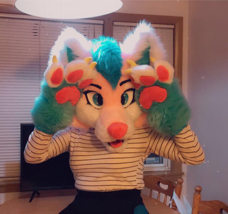 bubblesfluff_'s tweet photo. OK! Everyone say hello to Mina the Fusky 💕👑✨

This is my first fursuit head! It took me a lot of hard work but she’s finally complete and I couldn’t be more proud 🥺

Thanks to everyone who supported me,, I hope to continue bringing more super cute characters to life! 💜✨ https://t.co/HLXmpi8cYK