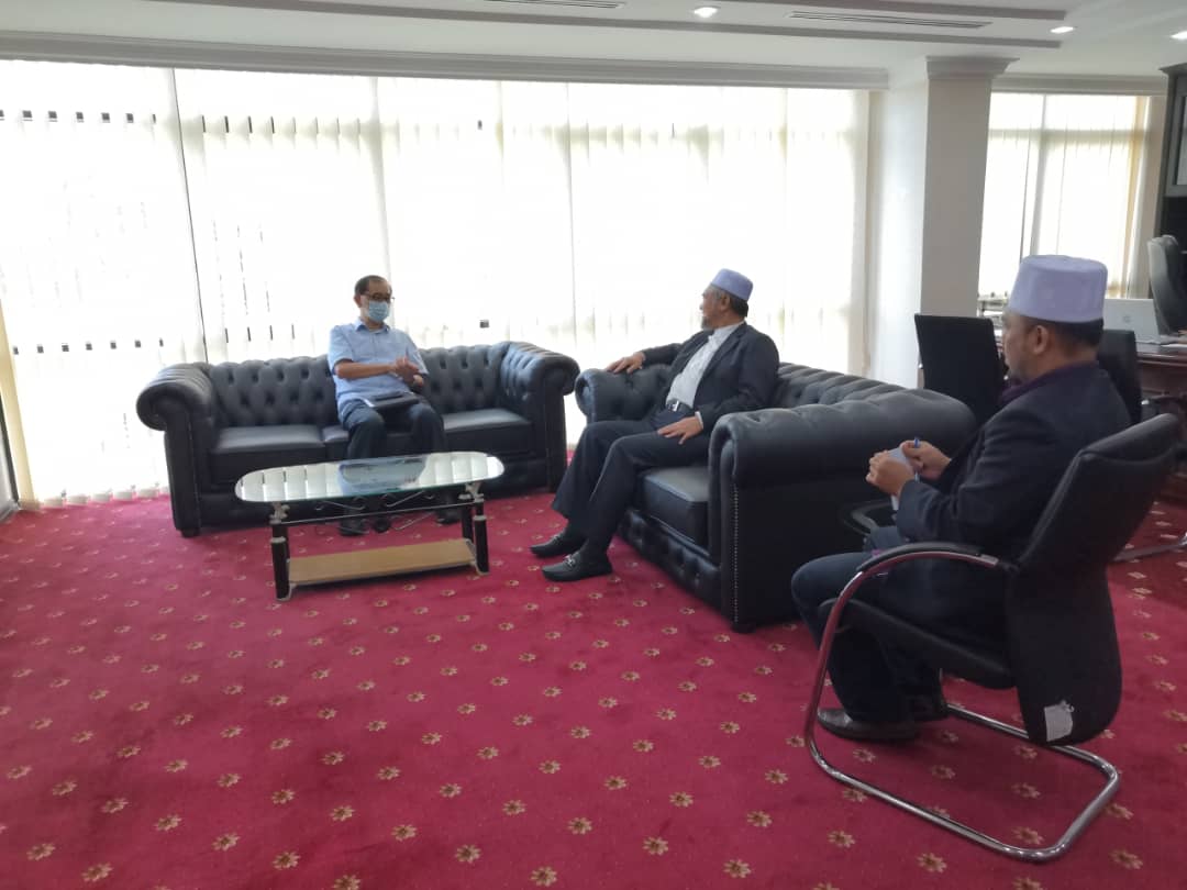 Perjumpaan bersama YB Razman Zakaria, Exco Kerajaan Negeri Perak bagi membincangkan keadaan semasa mengenai isu Pendidikan di Perak.

Banyak pandangan dan pertukaran idea dapat dibincangkan bersama untuk memperkasakan institusi Pendidikan di Perak.  
<a href="/KemPendidikan/">KPM</a>