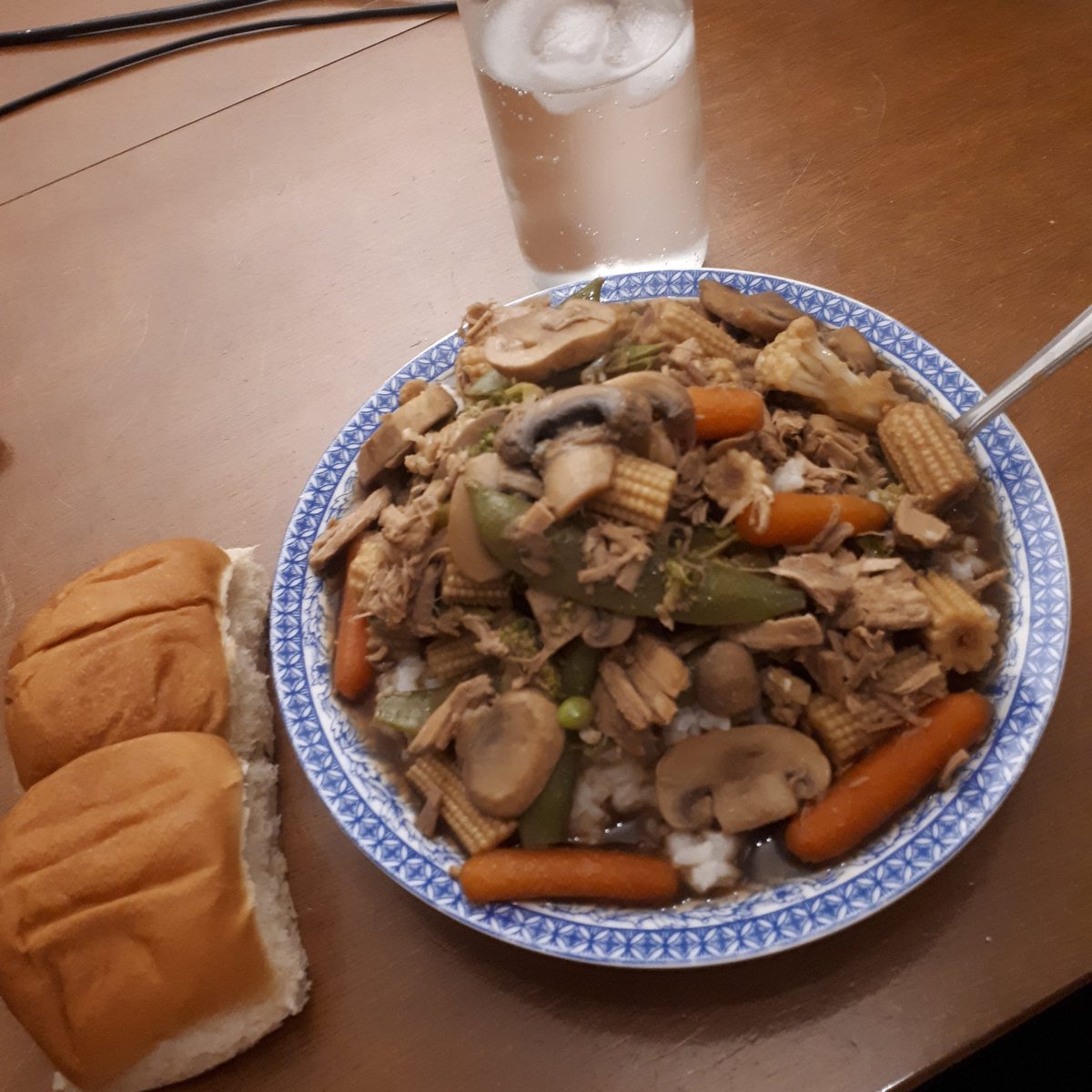 LyndseyLuke's tweet image. Who says you can't do stir fry with Turkey? 👍😁 #TurkeyLeftoversDay2 #GotCreative #Delicious 🦃🥗🤤