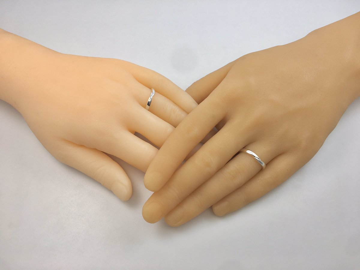 1mind Jewelry No Twitter 手をつなぐ Hand Hand 指輪 仲の良いふたりが 手をつないで歩む様 君と僕が手を繋いだ カタチを 指輪に表現しました お互いの手を繋ぎ合う様な シンプルで丸みのある指輪です 結婚指輪 ペアリング マリッジリング 手を繋ぐ
