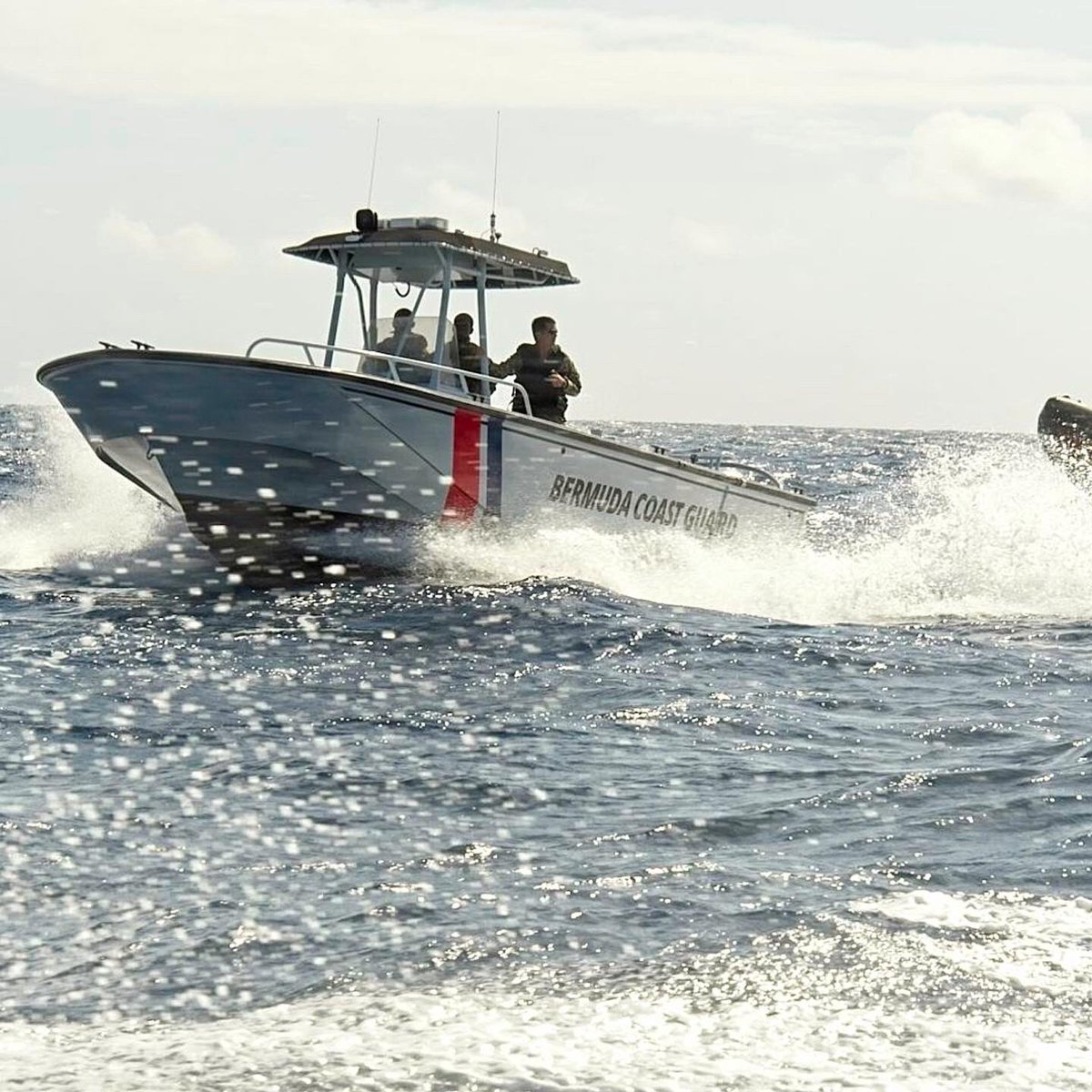 BermudaRegiment's tweet photo. @BermudaRegiment Bermuda Coast Guard vessels participated in a winching and pursuit training exercise with the Wildcat and Merlin Helicopters from @RFAArgus which also confirmed landing sites in prep for hurricane season #RoyalBermudaRegiment #BermudaCoastGuard #YourRegiment https://t.co/cJH5moUmQy