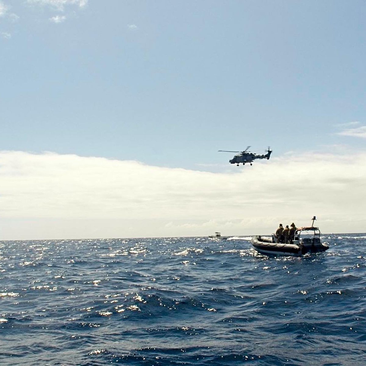 BermudaRegiment's tweet photo. @BermudaRegiment Bermuda Coast Guard vessels participated in a winching and pursuit training exercise with the Wildcat and Merlin Helicopters from @RFAArgus which also confirmed landing sites in prep for hurricane season #RoyalBermudaRegiment #BermudaCoastGuard #YourRegiment https://t.co/cJH5moUmQy