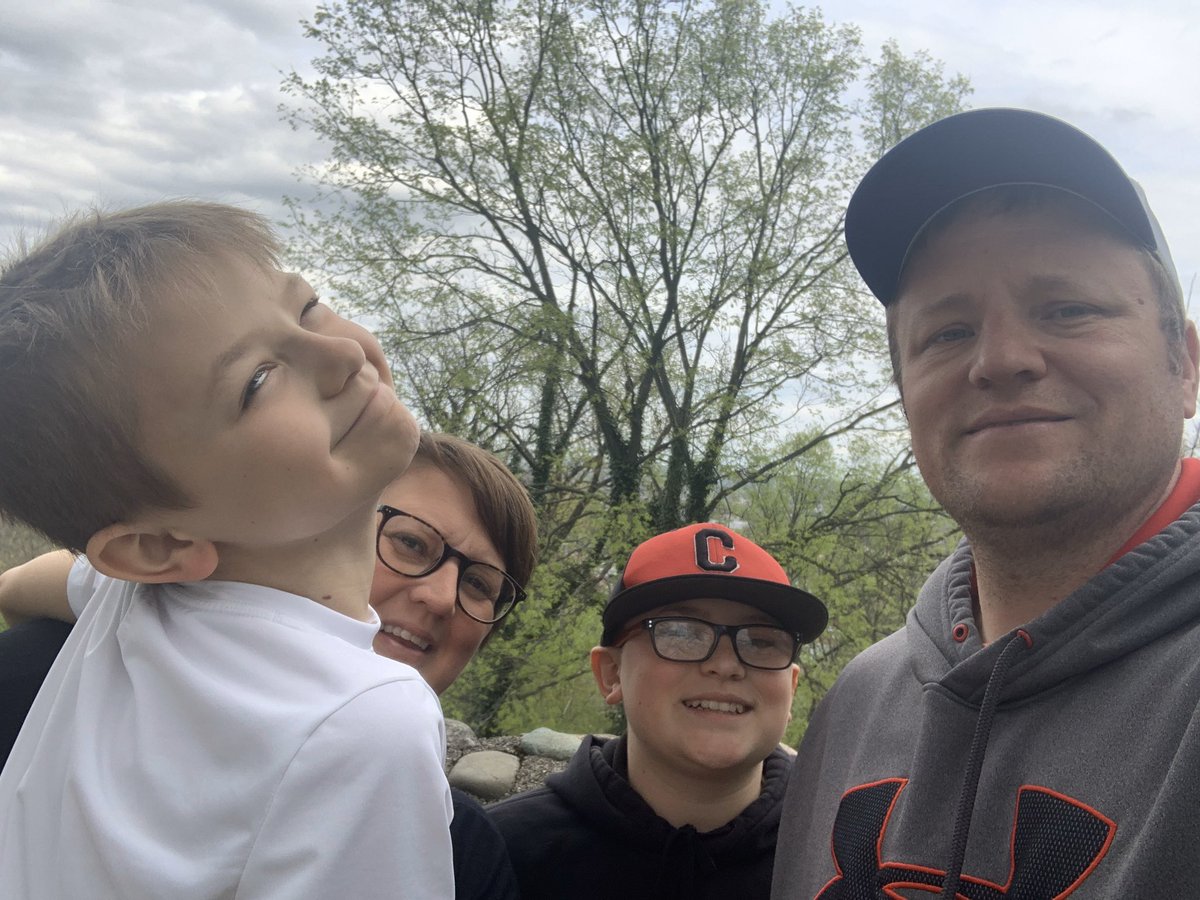 jskins613's tweet photo. #BESSELFIE #family @beechwood_tiger @zacharywashley @BrummerTonya https://t.co/R8j9k0xaAk