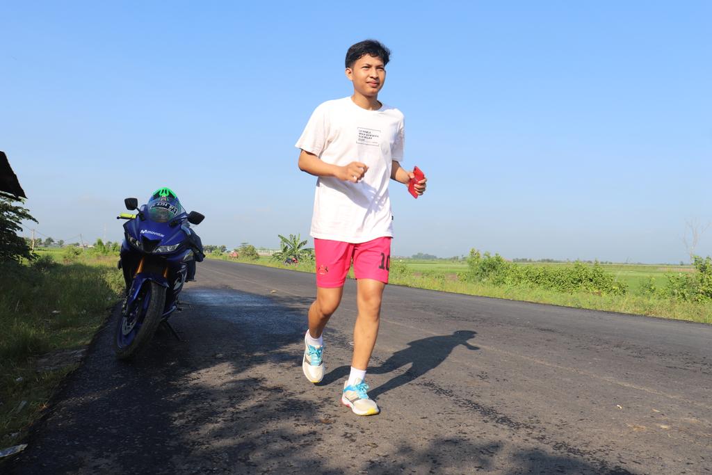 andriy_setiaw10's tweet image. ada yang suka tapi bukan pserasaan 😅
mending lari bae😄