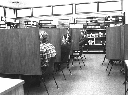 swinlib's tweet photo. Before streamed lectures. Swinburne library, 1984. #SwinburneHistoryCollection https://t.co/3qPkpdM9Ew