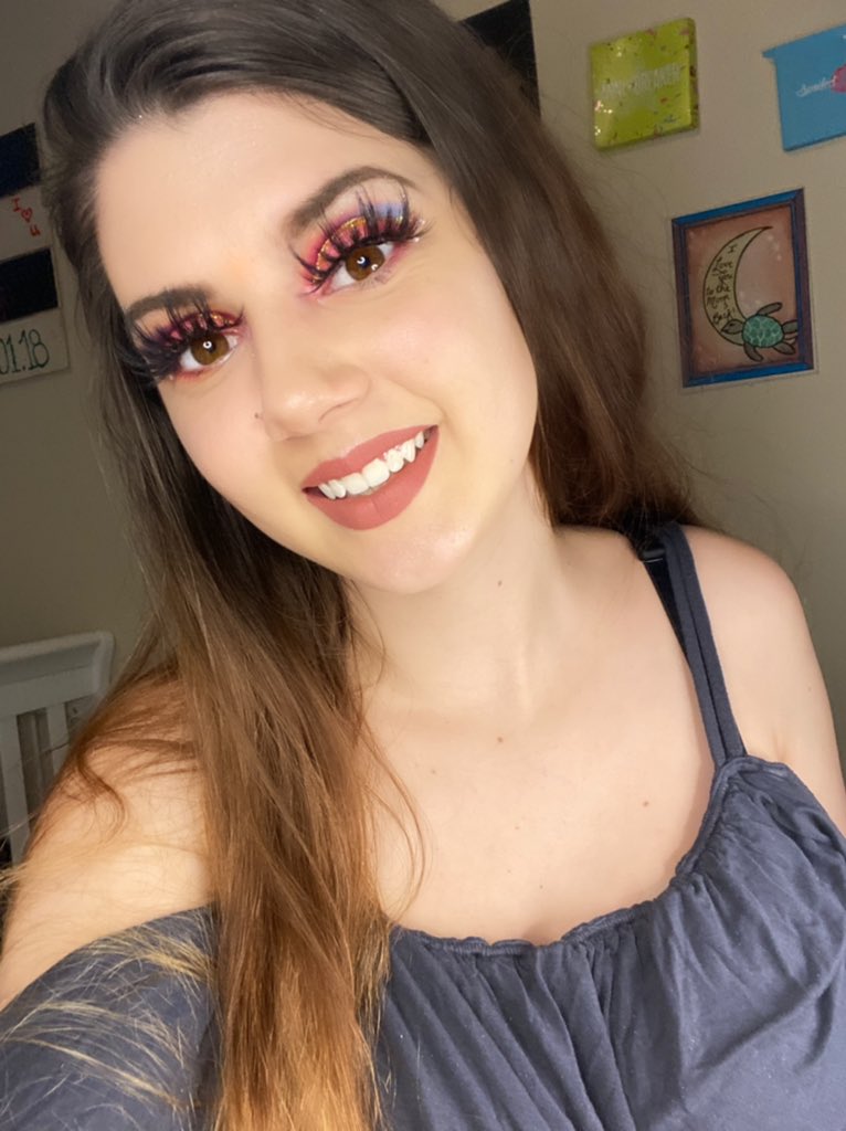 makeupmomma7419's tweet photo. @TheCrayonCase Did someone sayyyyyy selfieeee📸 https://t.co/qWpCTQmB2J