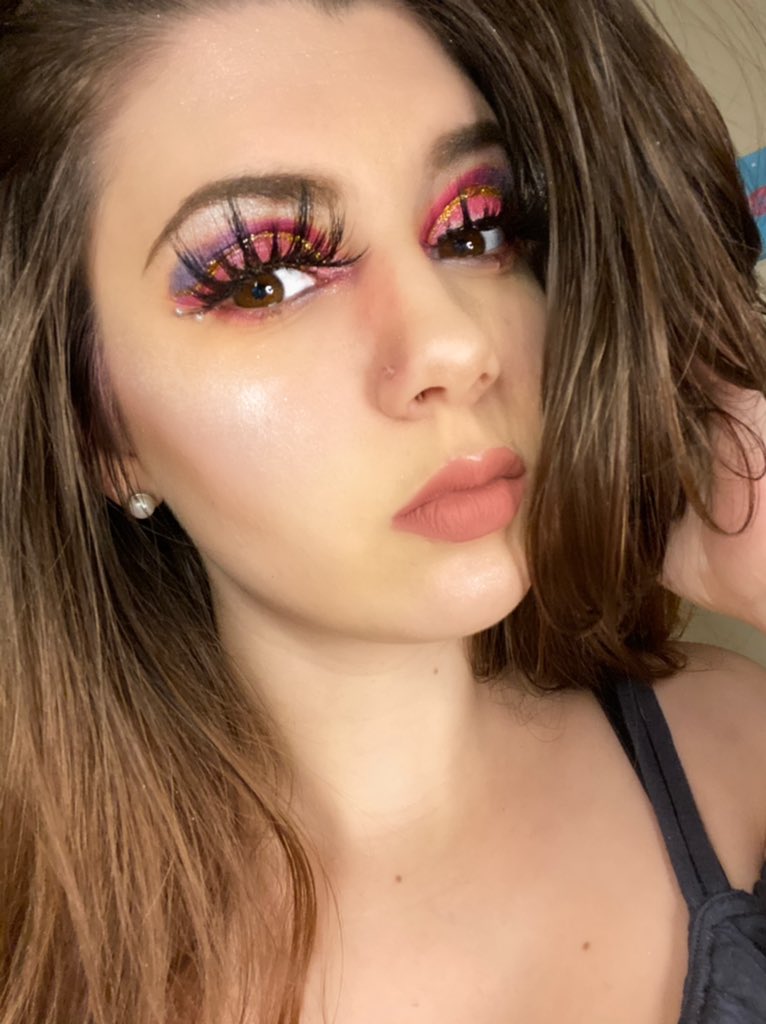 makeupmomma7419's tweet photo. @TheCrayonCase Did someone sayyyyyy selfieeee📸 https://t.co/qWpCTQmB2J
