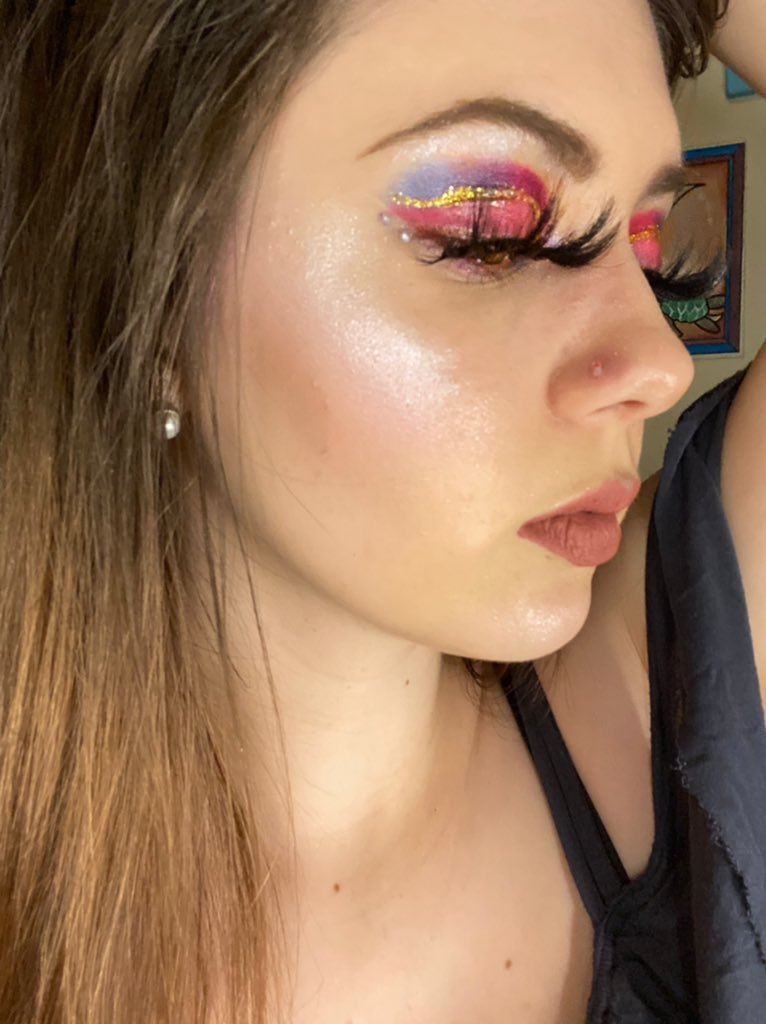 makeupmomma7419's tweet photo. @TheCrayonCase Did someone sayyyyyy selfieeee📸 https://t.co/qWpCTQmB2J