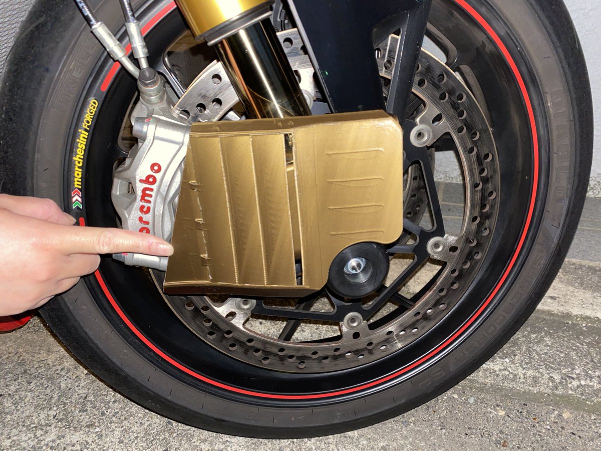 Jtechno3's tweet photo. 外出自粛中なので3Dプリンターで燃料タンク保護カバー付ETCケース(パニガーレV4用)やブレーキダクトを作っちゃいましたー笑
取付は簡単なので誰でも簡単に装着出来ますよ〜！
V4のETCケース問題を解決です。笑

 #3Dプリンター #3Dprinting #バイク #Dynamical3D #Panigale #PanigaleV4 #ETCケース https://t.co/NuJWNVqDUZ