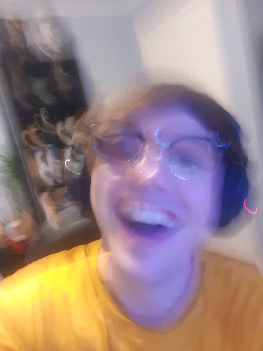 LeelooOwO's tweet image. getting drunk on a Monday in quarantine because time is an illusion and art isn’t real @FoxPixels