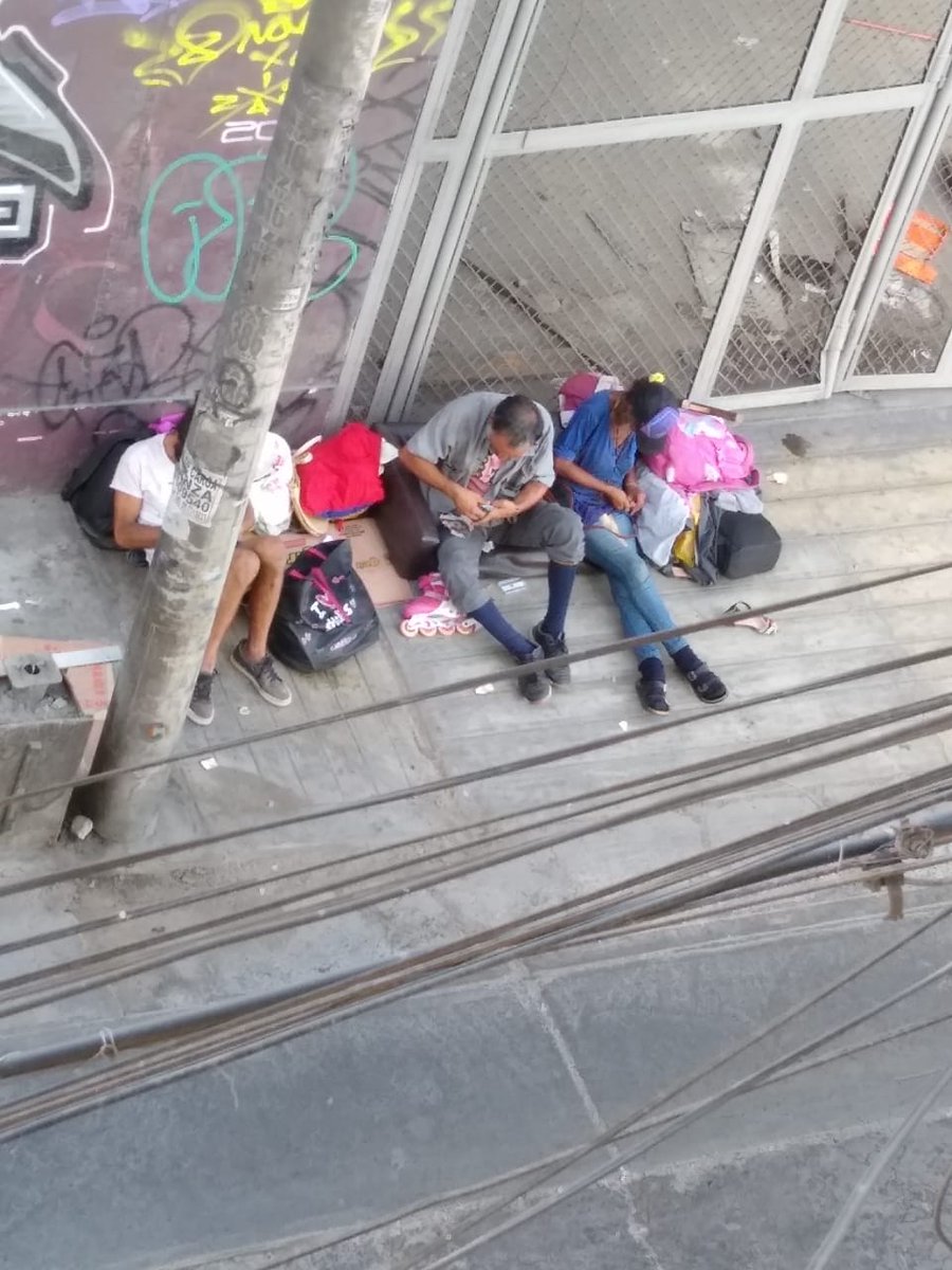 AndreisHA_'s tweet photo. @rmapalacios Por favor ayuda, hay indigentes en la cuadra 11 de Jiron Canta del distrito LaVictoria, fuman droga, hacen sus necesidades en nuestra cuadra, escupen, estornudan e incluso tienen relaciones sexuales.
Ya nos quejamos con @muni_lavictoria pero nada https://t.co/mT0Fh8Df8P