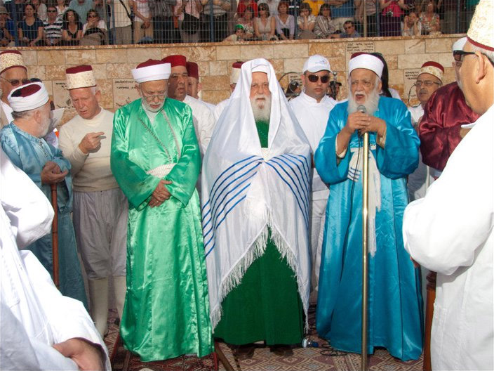 RobesRobes are also mentioned in the Torah, and are referred to as “adderet”. They are seen as a symbol of glory or wealth, and were also commonly worn by priests. In some cases, they still are.On the left are Samaritan Israelites. On the right are three Ashkenazi Israelis.