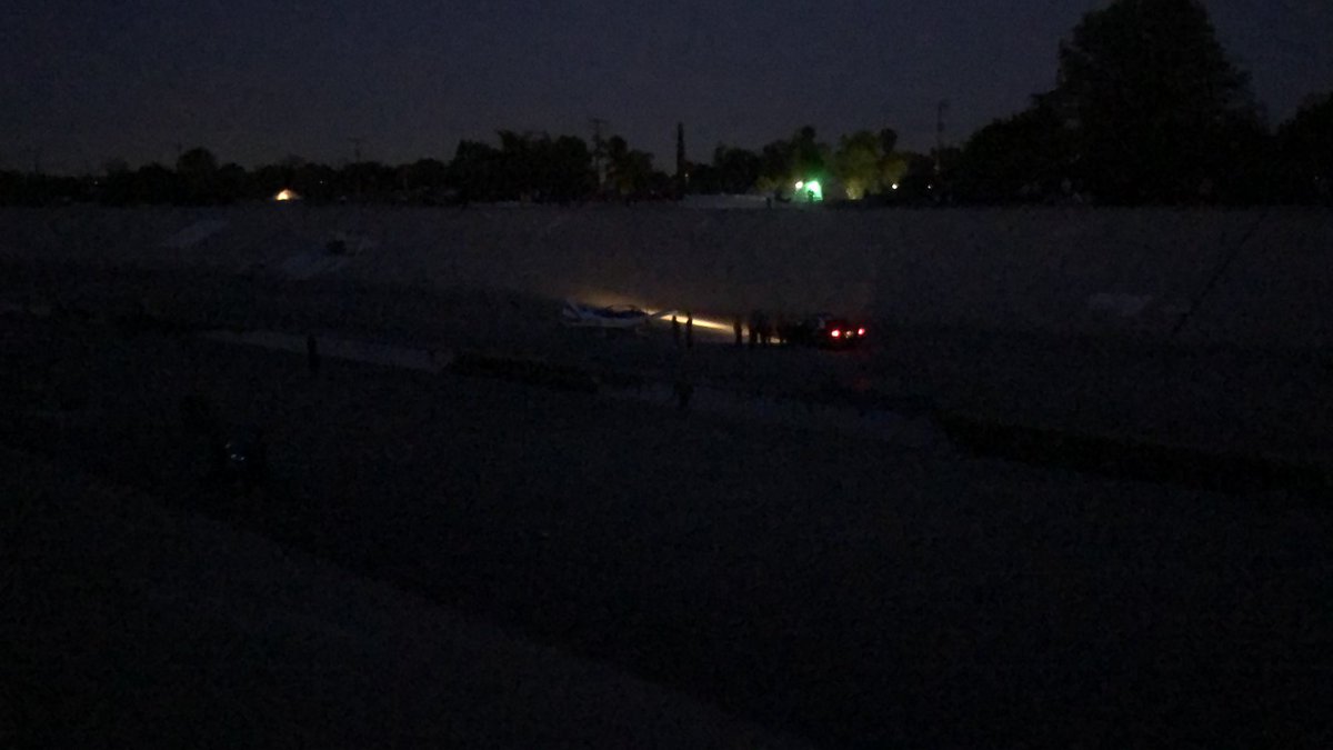 OC_Scanner's tweet photo. #BREAKING #PLANEDOWN #Longbeach #LosAlamitos #Cypress Aircraft ran out of fuel landed safely in the riverbed https://t.co/fnqtEZzekr