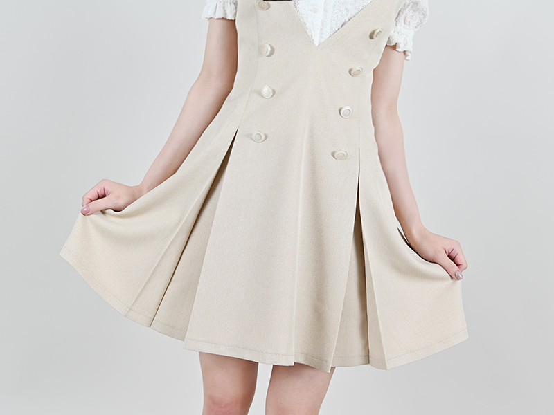 ボックスプリーツワンピースS/S ライトベージュ」 バックのVカットを
