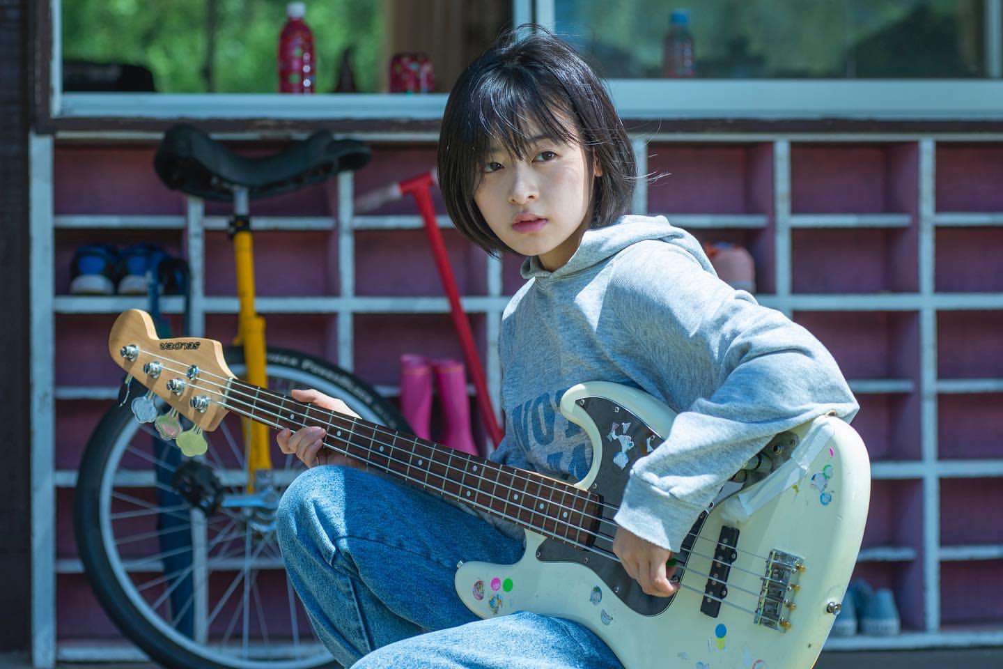 にっしー 森七菜ちゃんの役 右利き用ベースギターを左利き用の持ち方してるけどジミヘンオマージュなのかしら T Co Xhi2h49fx5 Twitter