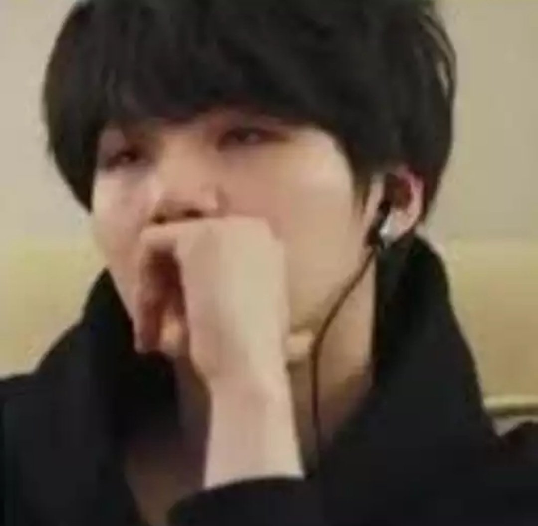 btsmemes_br7's tweet photo. eu vendo uma pessoa de gracinha pra cima da pessoa que eu gosto sem poder fazer nada: https://t.co/ApLher8Ike