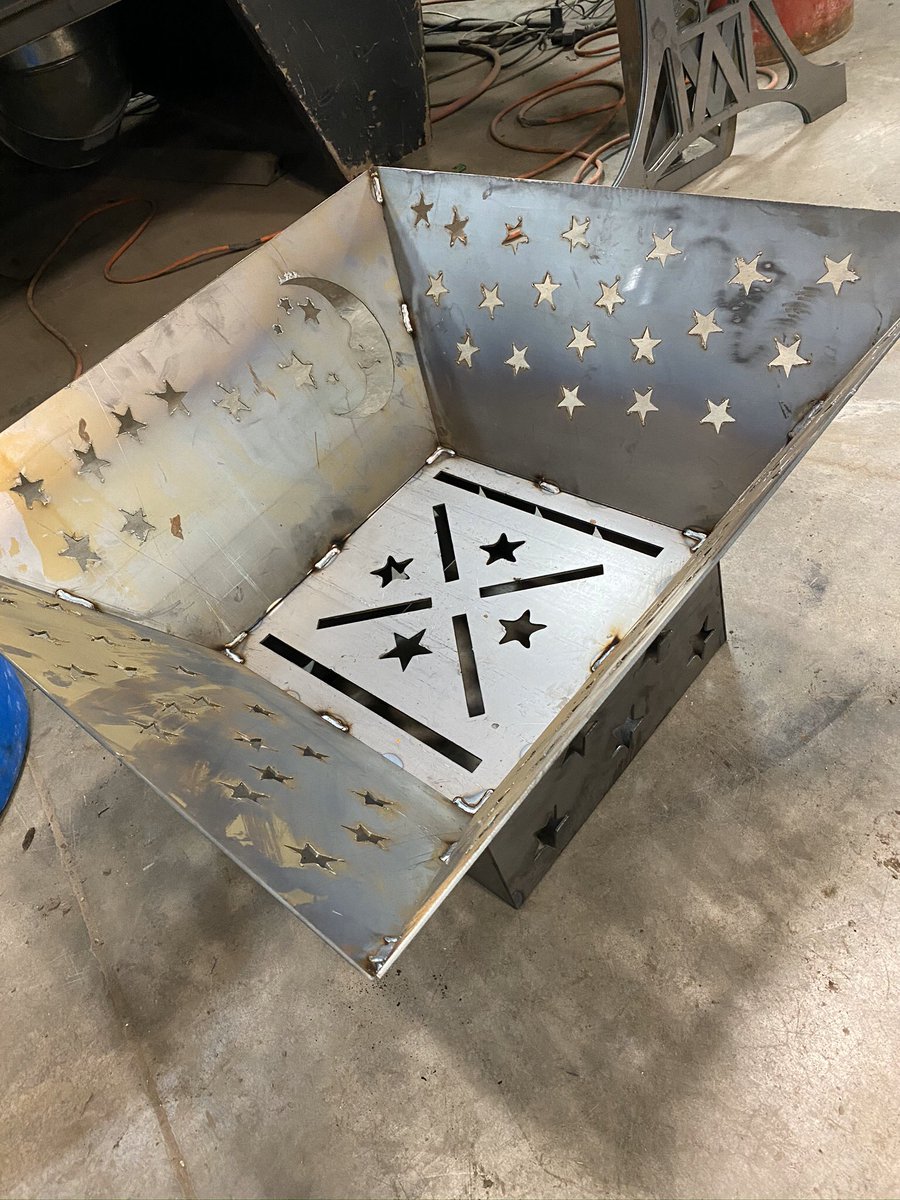 VoesenekM's tweet photo. Today’s cuts some fun pieces #Metal #wallart #worldmap #HomeDecor #yardart #backyard https://t.co/HV7ftfbHfU