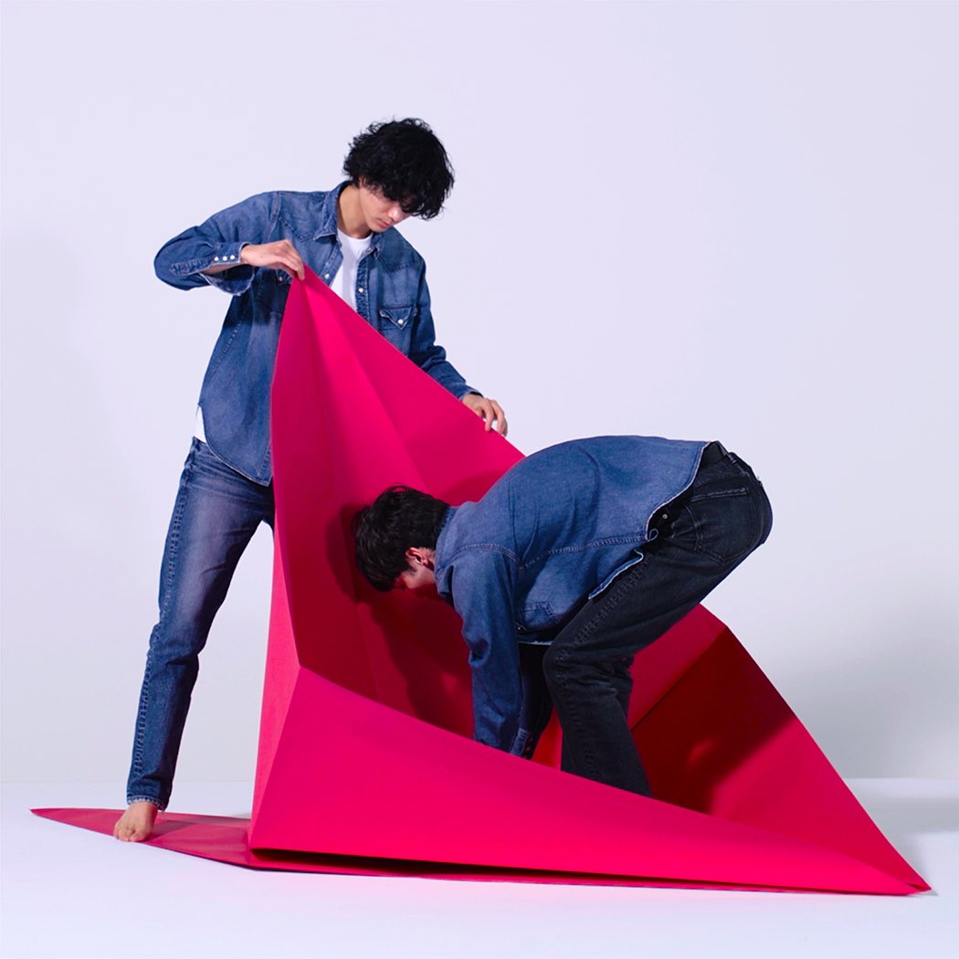 redcardtokyo's tweet photo. 清原翔 and 守屋光治#REDCARDCHALLENGE
 
NEW DENIM with DENIM
2人にチャレンジしていただく実験は、
「make a big origami crane」
明日をお楽しみに！

RED CARD公式特設サイトにて、2人からのリメイクデニムのプレゼントや、スペシャルインタビューも掲載中。

https://t.co/JghLxxgAFN https://t.co/qUm9WraeLz