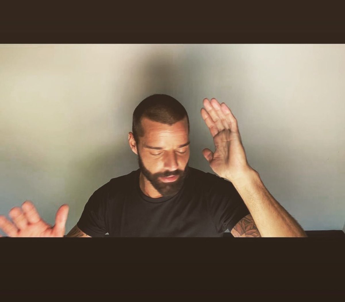ricky_martin's tweet photo. Como cuando grabas con tu móvil el vídeo de tu sencillo en el garage de tu casa. #TiburonesRemix #diy @FarrukoOfficial 🌴🙋🏻‍♂️ https://t.co/SJoG0wqtNL