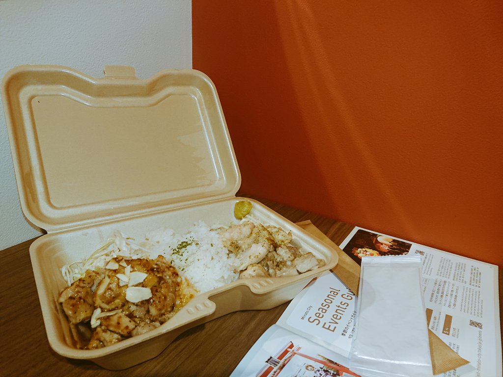 The B 新橋 No Twitter 今日の新橋ランチはテイクアウトで 本日 新橋にオープンしたキッチンカーで営業しているお店です 日替わりで異なる店舗が入るそうで 今日は溶岩焼きハーブチキンの Strong さん ひと口めの幸せ感 鶏肉好きには堪らない逸品でした