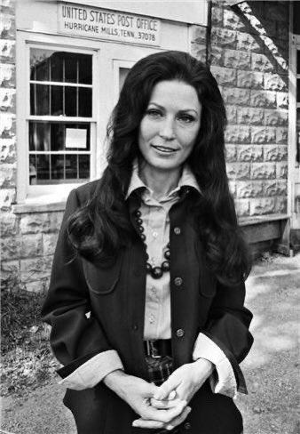 RebaLynnB's tweet photo. Happy Birthday to my middle name namesake @LorettaLynn 💗🧁 https://t.co/GTtvqTStYb