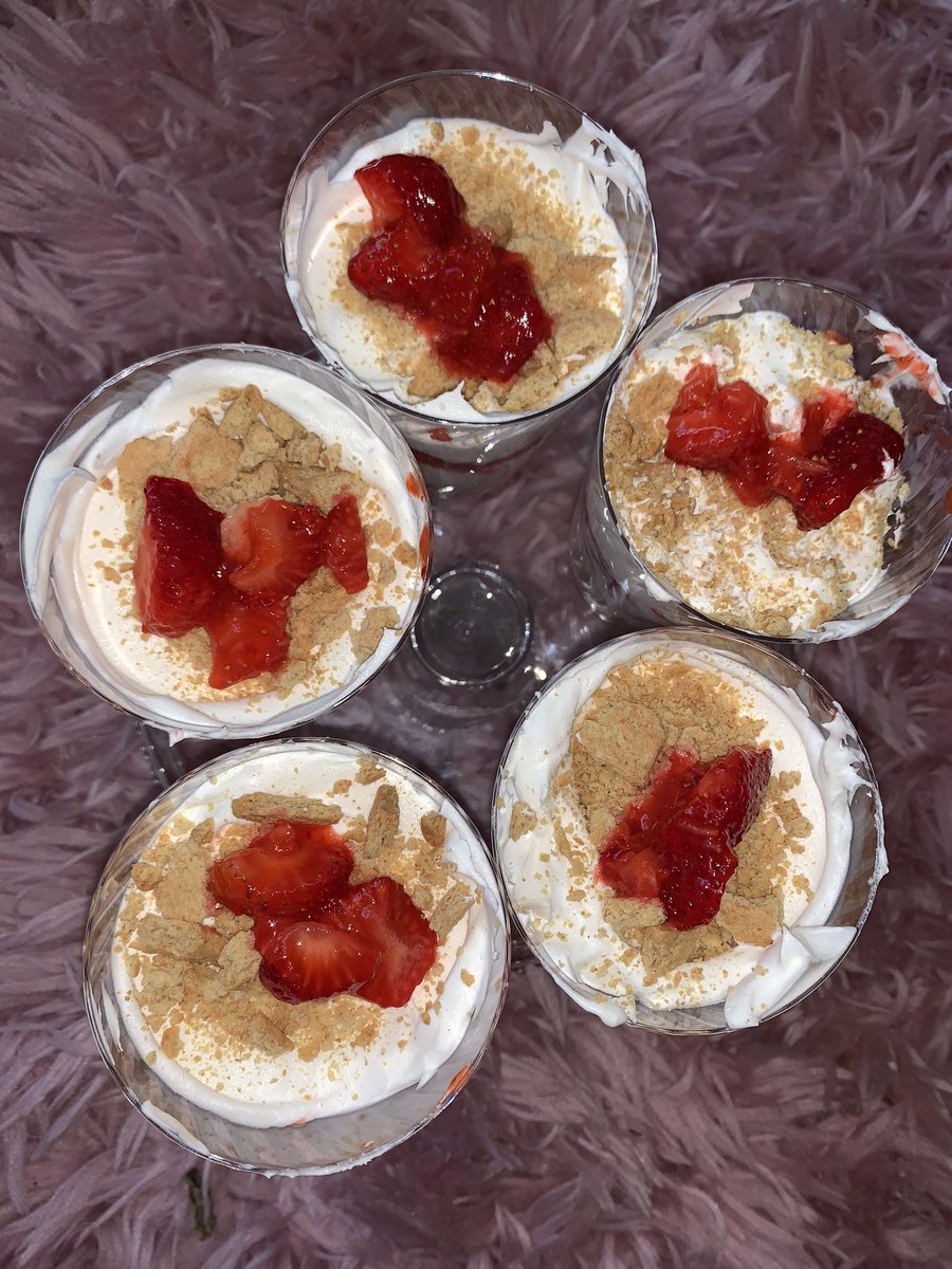 ladyleahevents's tweet photo. Easy dessert snack🍓
💫crushed fresh strawberries 🍓 
💫crushed gram crackers 
💫cool whip https://t.co/Eel2fxoBWg