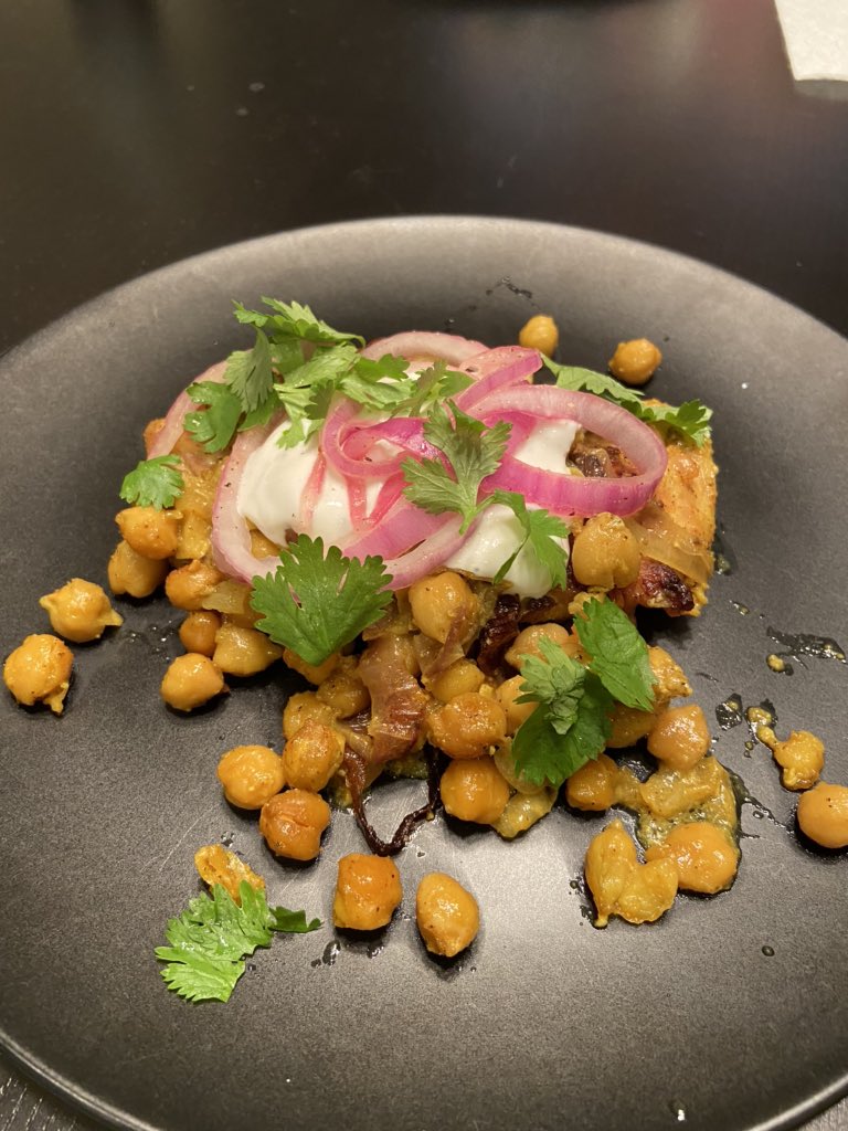 theLovelyLisaB's tweet photo. More @alisoneroman #Quarantine treats! Turmeric pan chicken & chickpeas, #ilysm. ๐ #AReats https://t.co/yhDOxwH9mM