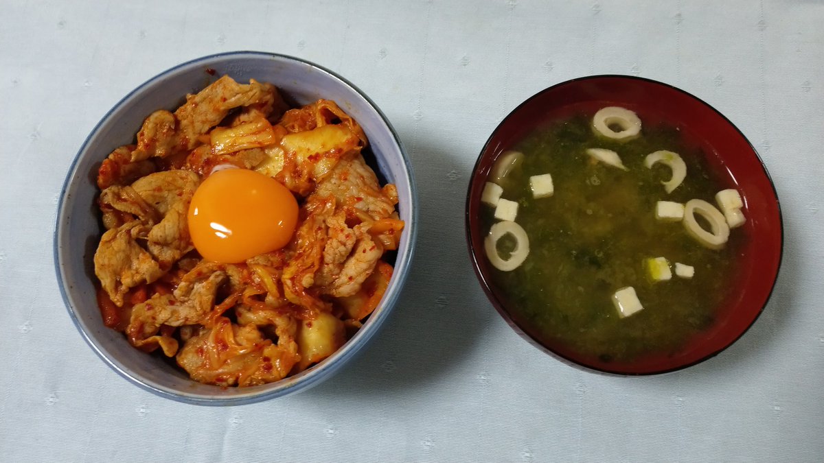 tomona1974's tweet photo. 今日のテレワーク飯。
豚キムチ丼🐷とあおさの味噌汁
#テレワーク飯
#おうちご飯
#KeepSafeKeepSmiling https://t.co/f319rIcGUs