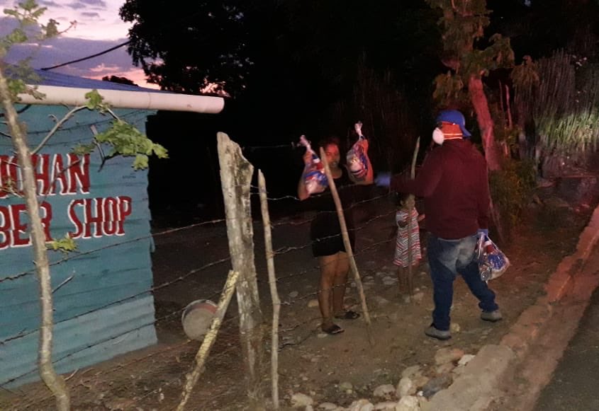 PlansocialRD's tweet photo. #CoronavirusRD 
|AHORA|
📍Espaillat 
En coordinación con la Gobernación Provincial, el @EjercitoRD , estamos llevando soluciones a los moradores de Los Rodríguez y Los Lirios. 

¡Gracias por recibirnos! 

#PlanSocialRD https://t.co/cc8980MuTN