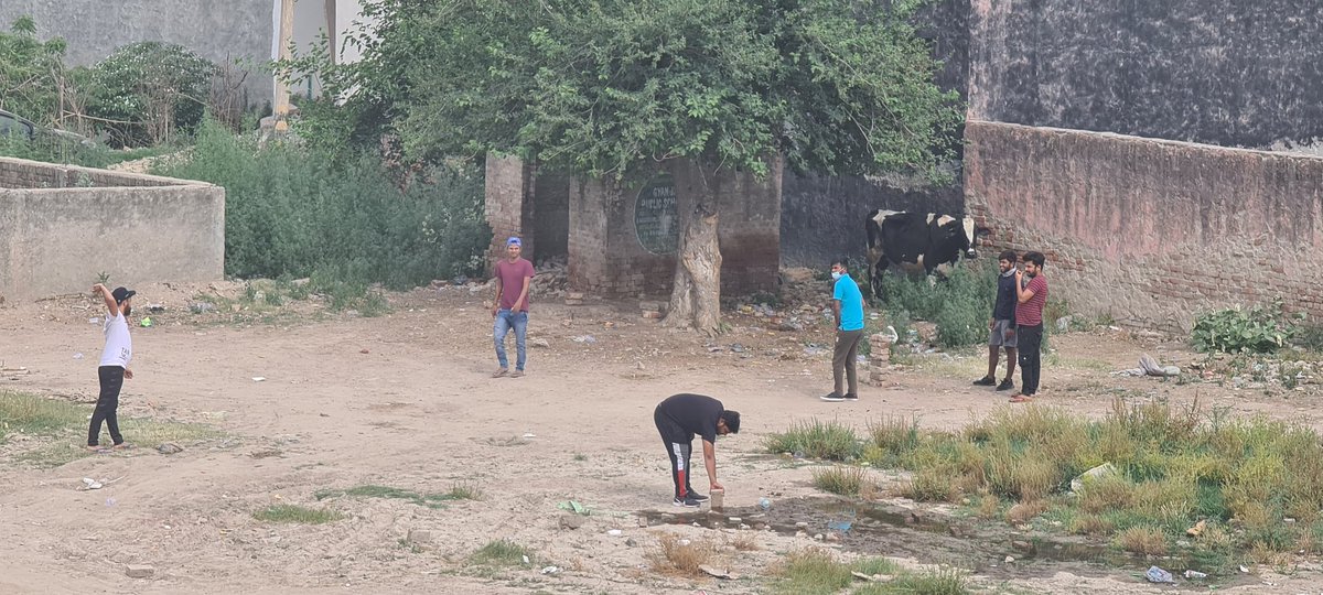 kundannice's tweet photo. Where are social distancing. These people are breaking the rule and playing cricket in field @ Qutub Vihar phase 1. DELHI - 71
@CPDelhi @DelhiPolice @AamAadmiParty @AAPDelhi @BJP4Delhi @ABPNews @dtptraffic https://t.co/fooMSrtvjD