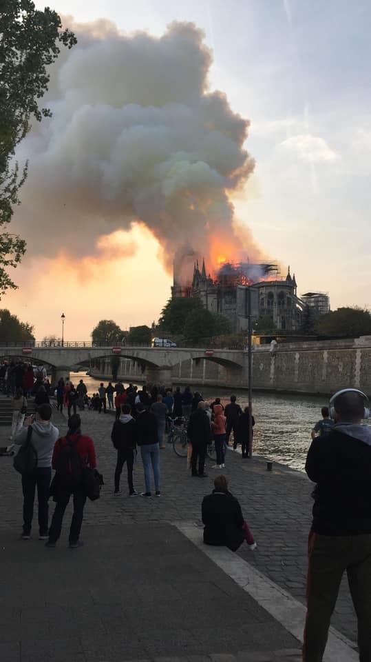 DominguezArjona's tweet photo. 15/4/2019 #TaldiaComoHoy a las 19h 20 m aquel Lunes Santo mientras en #Sevilla veíamos las cofradías por la carrera oficial, Notre Dame de Paris ardía en llamas . Triste recuerdo #NotreDame #Paris #IncendioNotreDame https://t.co/3ejLfMCM1t