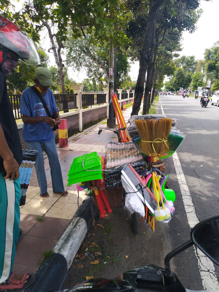 widodotesla's tweet photo. Yang domisili madiun, 
kalo mau beli perbotan ( misal keset, sulak, sapu, pel dll ) beli ke bapak ini ya. Bapaknya udah sepuh 60 tahunan, pake sepeda, rumahnya magetan, ngekos di madiun. 

Setiap hari biasanya di masjid ikip, jl setiabudi, perempatan klegen, jl thamrin

Monggo🙏 https://t.co/wo9pvHYXUU
