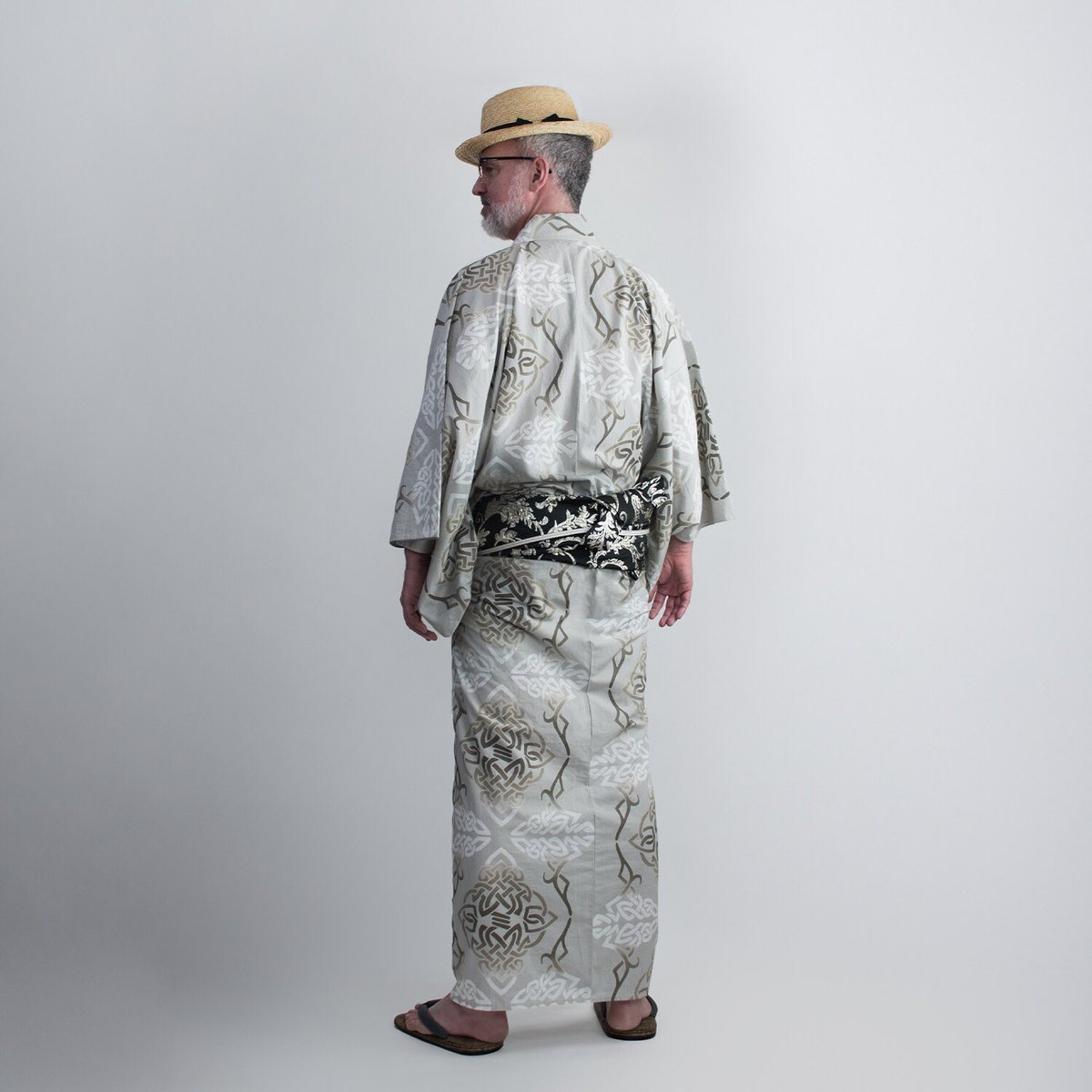 ろっこや Official メンズスタイリング 注染ゆかた Celtic ケルティック チャコール カンカン帽で粋でいなせなイメージ メンズも 結ばない帯結び で楽チンに 帯締めを活用してアクセントに ろっこや メンズゆかた Kimono Celtics 浴衣 メンズ