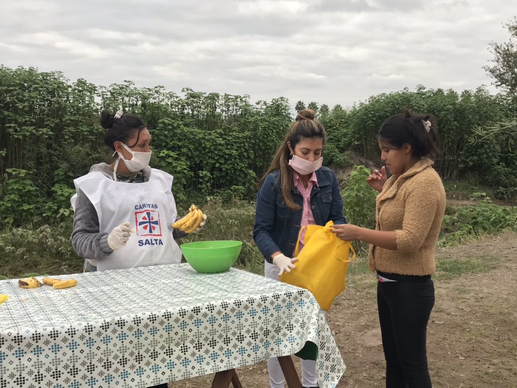 EvaAvilaSalta's tweet photo. #SALTA Desde que comenzó el aislamiento social, preventivo y obligatorio, el #ProgramaUnidos llegó a 200 barrios asistiendo a 12 mil familias
#Contencion #AlimentacionSegura #AmorEnAccion 
@RomeroBettina @SantiagoLynchOk 
#Coronavirus 
#CoronavirusEnSalta
#CoronavirusEnArgentina https://t.co/zK3dwvzbtc