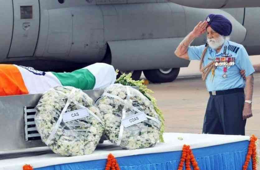 7When the Air Marshal saw off Former President APJ Abdul Kalam on his final journey with a crisp salute.Perfectly sums up the character / worth of BOTH men - APJ Abdul Kalam as well as Arjan Singh