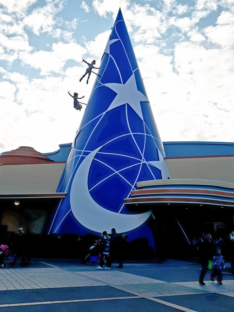 mark__bakker's tweet photo. Goodmorning, bonjour, goedemorgen love this sorcerers hat with Peter and Wendy flying around it, i wish i could fly? #WaltDisneyStudios #animationcelebration @DisneylandNL
#StayHome #blijfthuis #blijfinuwkot #bleibtzuhause https://t.co/ffbIMROVIl