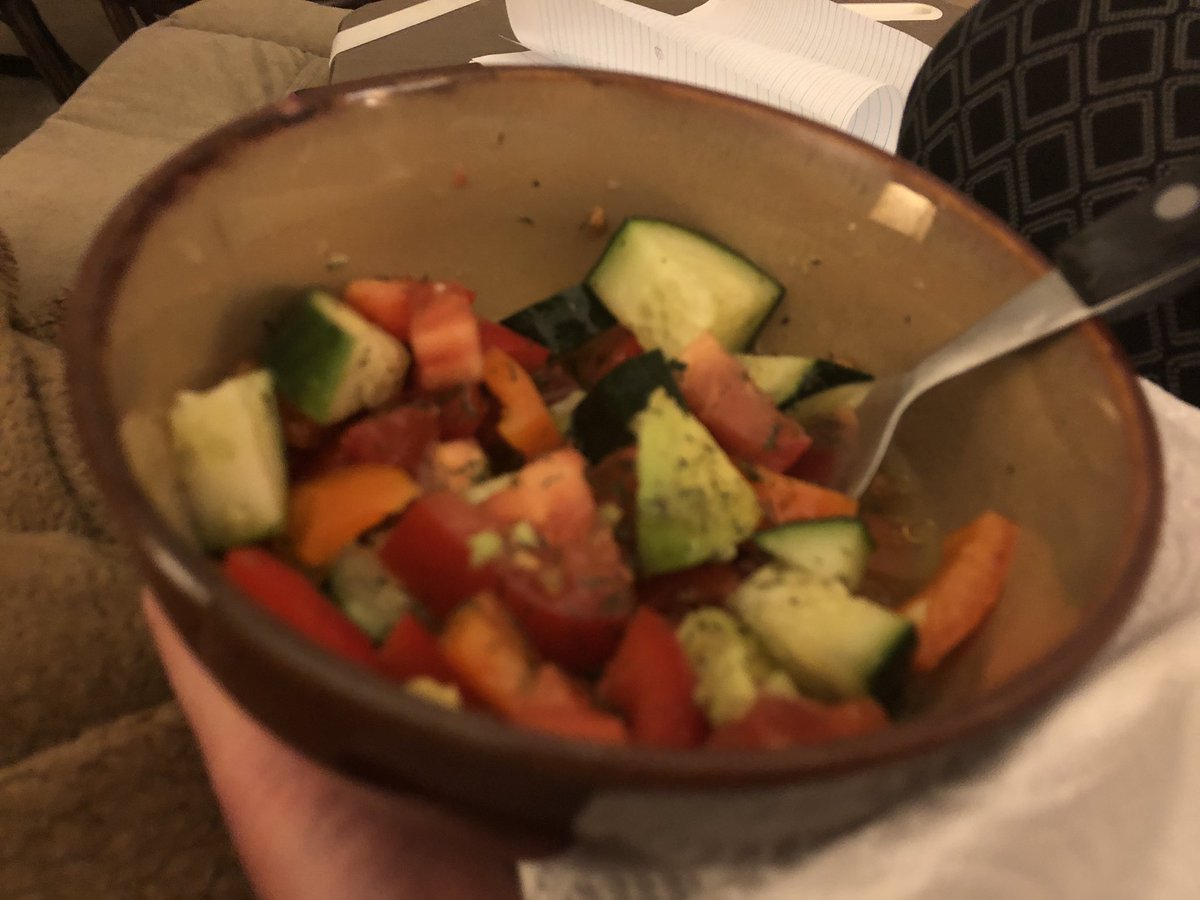 linotteoiseau's tweet photo. My midnight snack. #veggies #omnomnom #healthfuleating https://t.co/d3rlZAbhP3
